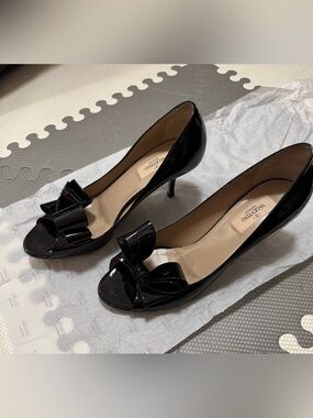 NWOT Valentino Garavani bow pumps black patent 39.5 8.5 peep toe heels